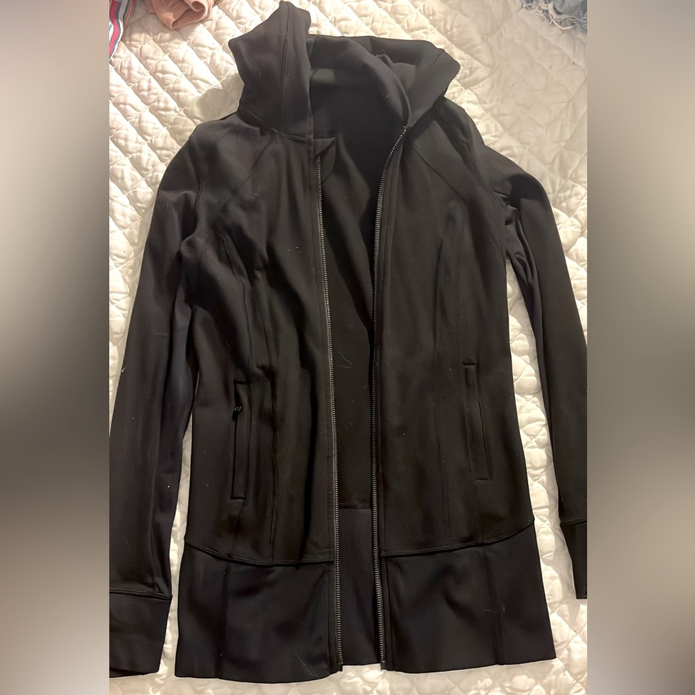 Lululemon jacket that is missing the zipper. In very good condition.